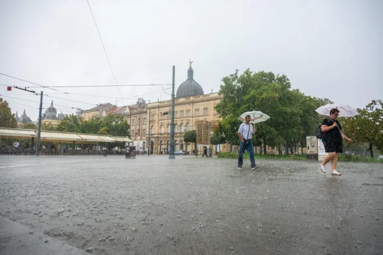 Kišni dan nije ih zastrašio: Građani izašli na ulice i normalno obavljali sve aktivnosti