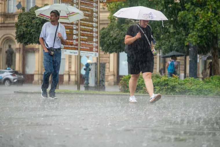 Kišni dan nije ih zastrašio: Građani izašli na ulice i normalno obavljali sve aktivnosti