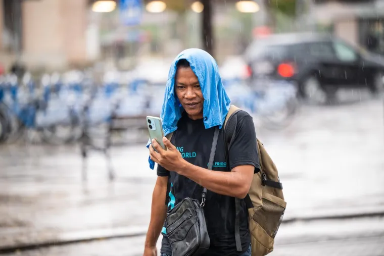 Kišni dan nije ih zastrašio: Građani izašli na ulice i normalno obavljali sve aktivnosti