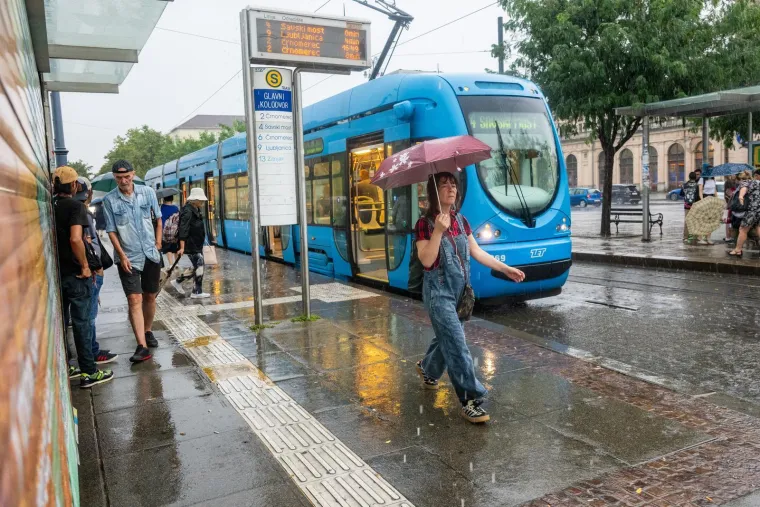 Kišni dan nije ih zastrašio: Građani izašli na ulice i normalno obavljali sve aktivnosti