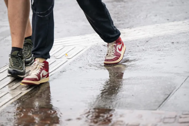 Kišni dan nije ih zastrašio: Građani izašli na ulice i normalno obavljali sve aktivnosti