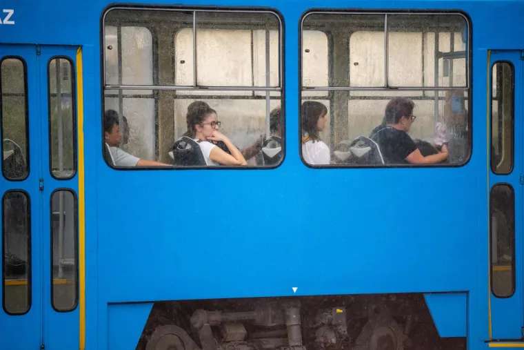 Kišni dan nije ih zastrašio: Građani izašli na ulice i normalno obavljali sve aktivnosti