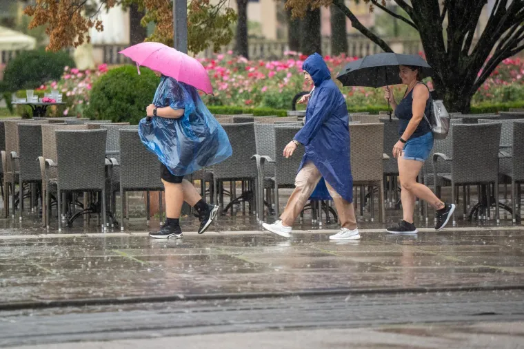 Kišni dan nije ih zastrašio: Građani izašli na ulice i normalno obavljali sve aktivnosti