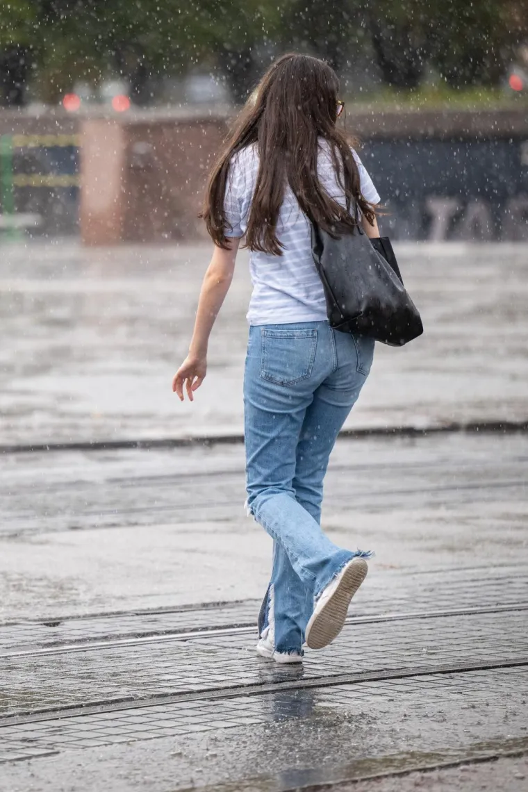 Kišni dan nije ih zastrašio: Građani izašli na ulice i normalno obavljali sve aktivnosti