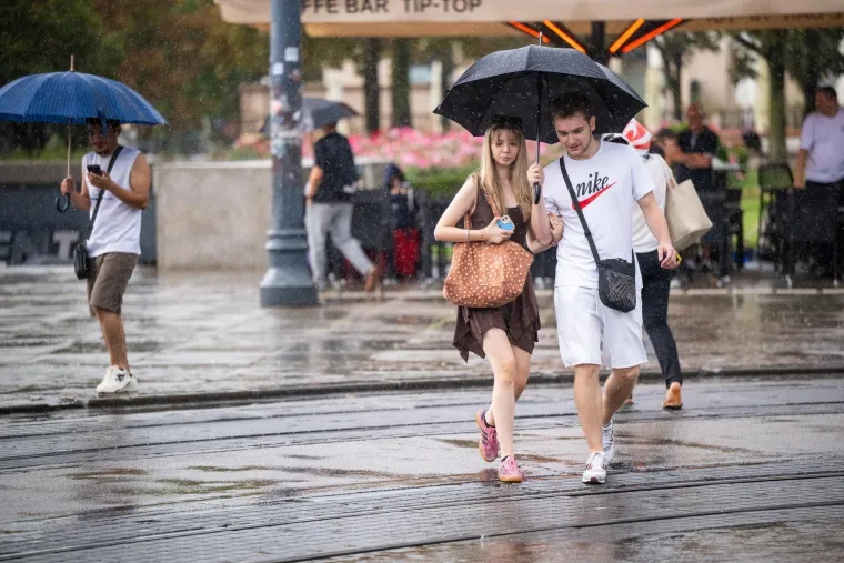 Kišni dan nije ih zastrašio: Građani izašli na ulice i normalno obavljali sve aktivnosti