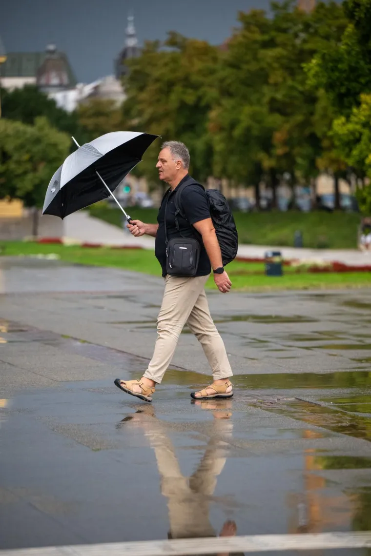 Kišni dan nije ih zastrašio: Građani izašli na ulice i normalno obavljali sve aktivnosti