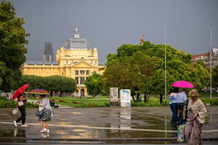 Kišni dan nije ih zastrašio: Građani izašli na ulice i normalno obavljali sve aktivnosti