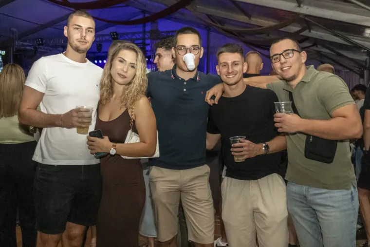 Zbog nje nitko nije ni primijetio pivo: Plavuša u uskoj haljini zaludjela posjetitelje festivala