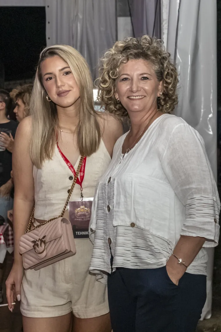 Zbog nje nitko nije ni primijetio pivo: Plavuša u uskoj haljini zaludjela posjetitelje festivala