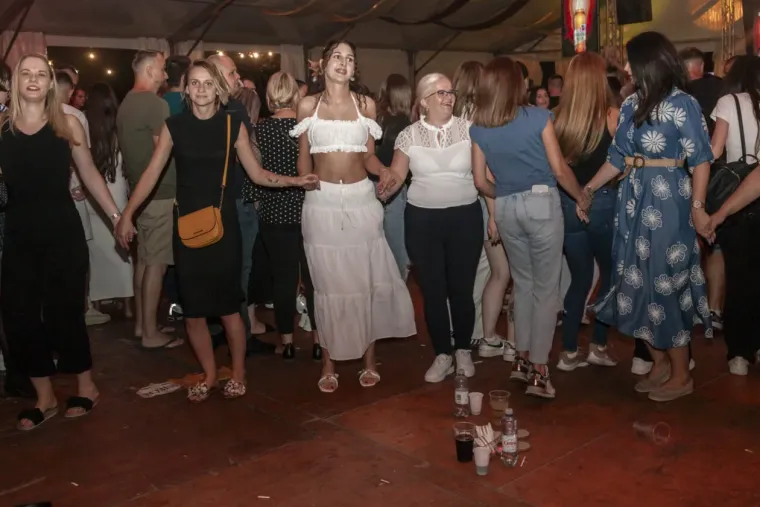 Zbog nje nitko nije ni primijetio pivo: Plavuša u uskoj haljini zaludjela posjetitelje festivala