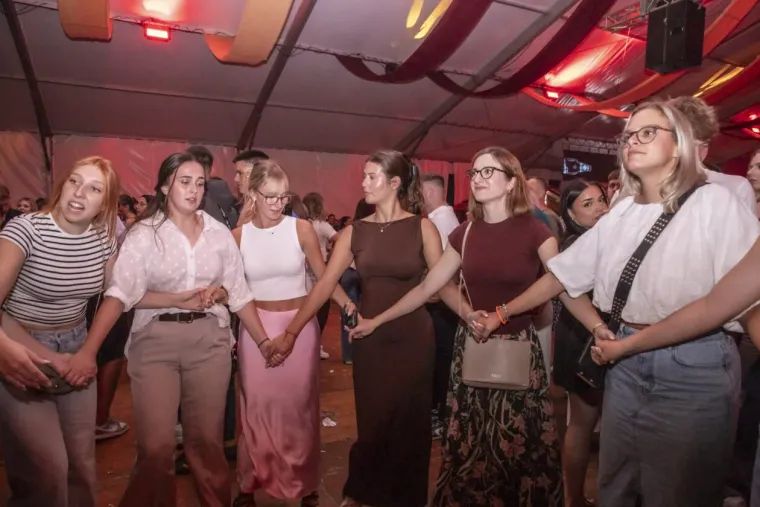 Zbog nje nitko nije ni primijetio pivo: Plavuša u uskoj haljini zaludjela posjetitelje festivala