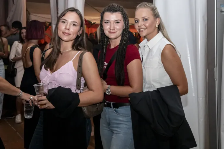 Zbog nje nitko nije ni primijetio pivo: Plavuša u uskoj haljini zaludjela posjetitelje festivala