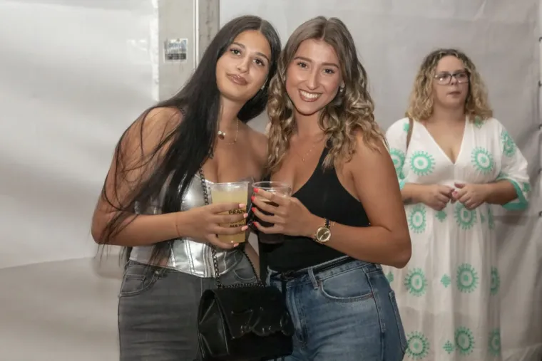 Zbog nje nitko nije ni primijetio pivo: Plavuša u uskoj haljini zaludjela posjetitelje festivala