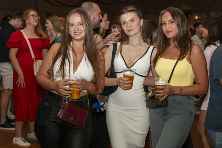 Zbog nje nitko nije ni primijetio pivo: Plavuša u uskoj haljini zaludjela posjetitelje festivala