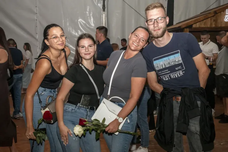 Zbog nje nitko nije ni primijetio pivo: Plavuša u uskoj haljini zaludjela posjetitelje festivala
