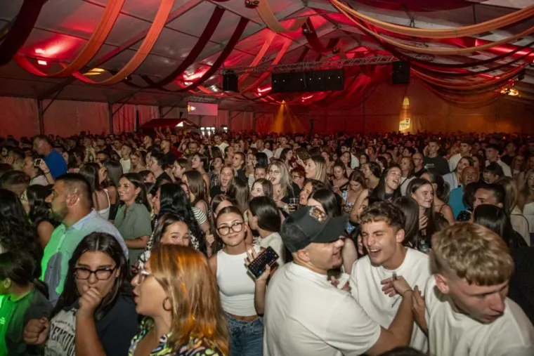Zbog nje nitko nije ni primijetio pivo: Plavuša u uskoj haljini zaludjela posjetitelje festivala