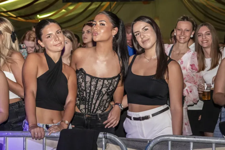 Zbog nje nitko nije ni primijetio pivo: Plavuša u uskoj haljini zaludjela posjetitelje festivala