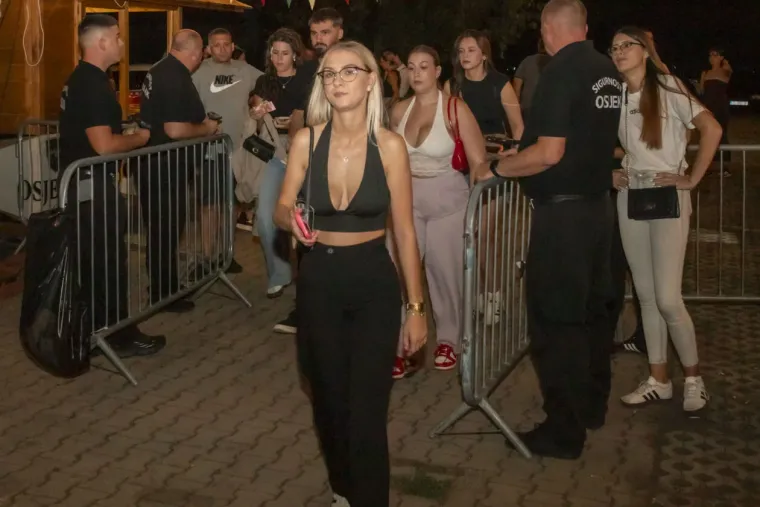 Zbog nje nitko nije ni primijetio pivo: Plavuša u uskoj haljini zaludjela posjetitelje festivala