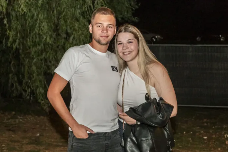 Zbog nje nitko nije ni primijetio pivo: Plavuša u uskoj haljini zaludjela posjetitelje festivala