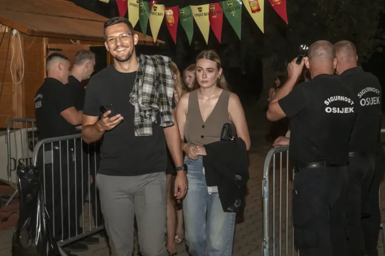 Zbog nje nitko nije ni primijetio pivo: Plavuša u uskoj haljini zaludjela posjetitelje festivala