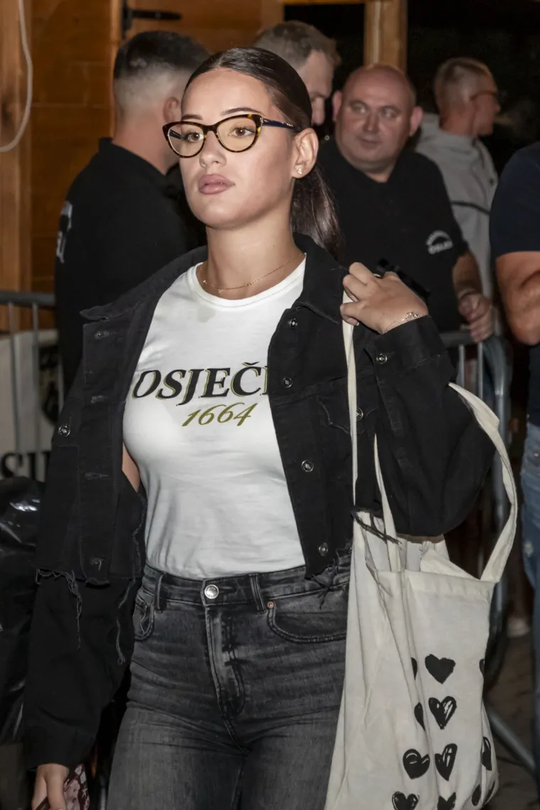 Zbog nje nitko nije ni primijetio pivo: Plavuša u uskoj haljini zaludjela posjetitelje festivala