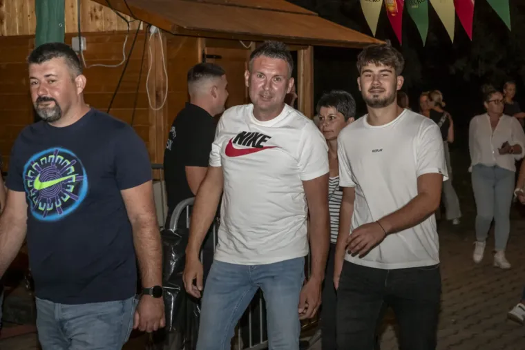 Zbog nje nitko nije ni primijetio pivo: Plavuša u uskoj haljini zaludjela posjetitelje festivala