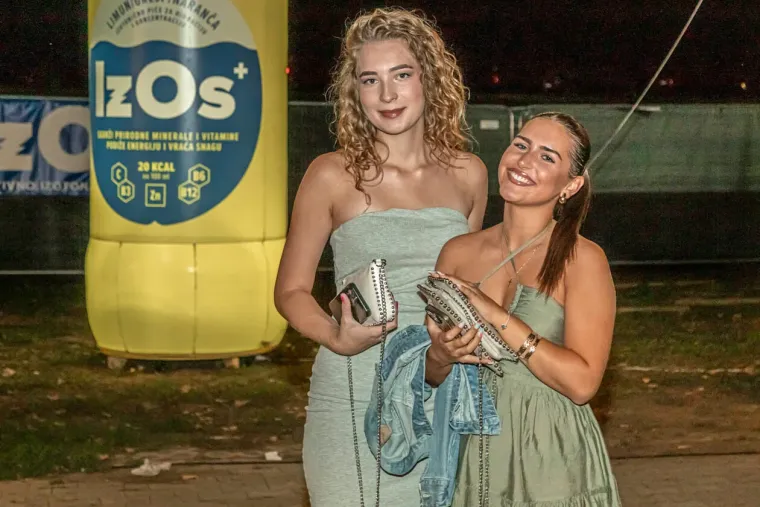 Zbog nje nitko nije ni primijetio pivo: Plavuša u uskoj haljini zaludjela posjetitelje festivala