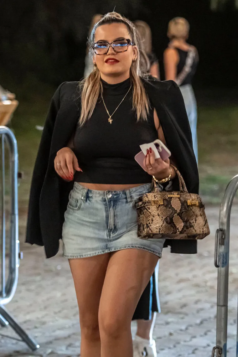 Zbog nje nitko nije ni primijetio pivo: Plavuša u uskoj haljini zaludjela posjetitelje festivala