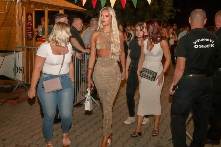 Zbog nje nitko nije ni primijetio pivo: Plavuša u uskoj haljini zaludjela posjetitelje festivala
