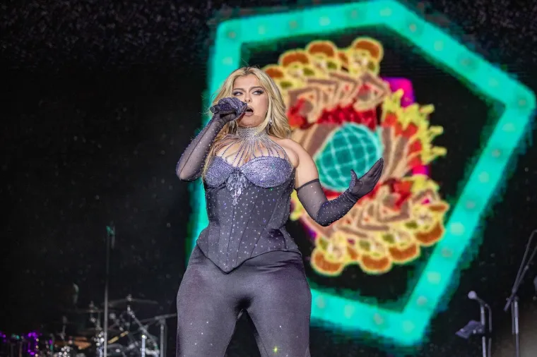 Pjevačica Bebe Rexha slavi 36. rođendan: Ovo ljeto provela je u Hrvatskoj i pokazala zanosne obline