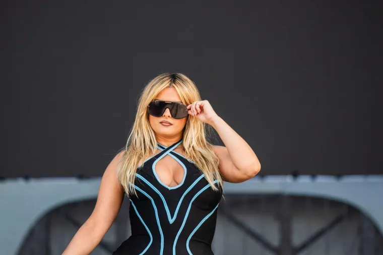 Pjevačica Bebe Rexha slavi 36. rođendan: Ovo ljeto provela je u Hrvatskoj i pokazala zanosne obline