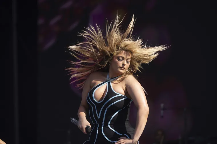 Pjevačica Bebe Rexha slavi 36. rođendan: Ovo ljeto provela je u Hrvatskoj i pokazala zanosne obline