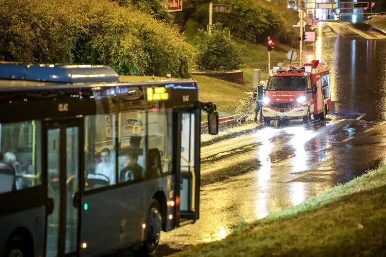 Zagreb pod vodom: Auti 'plivaju', vozači zapeli u podvožnjaku. Vatrogasci u borbi s bujicom