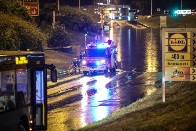 Zagreb pod vodom: Auti 'plivaju', vozači zapeli u podvožnjaku. Vatrogasci u borbi s bujicom