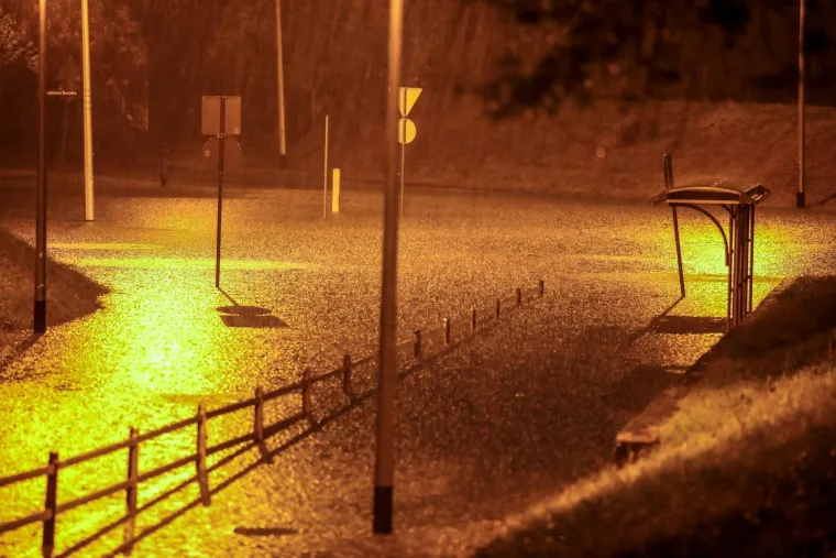 Zagreb pod vodom: Auti 'plivaju', vozači zapeli u podvožnjaku. Vatrogasci u borbi s bujicom