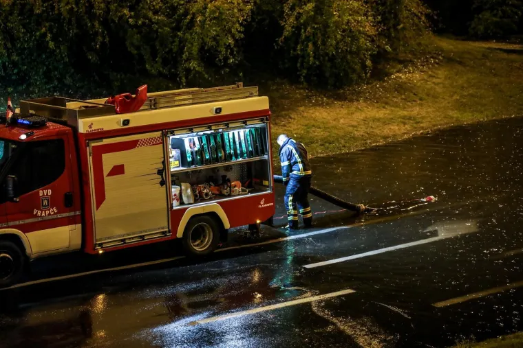Zagreb pod vodom: Auti 'plivaju', vozači zapeli u podvožnjaku. Vatrogasci u borbi s bujicom