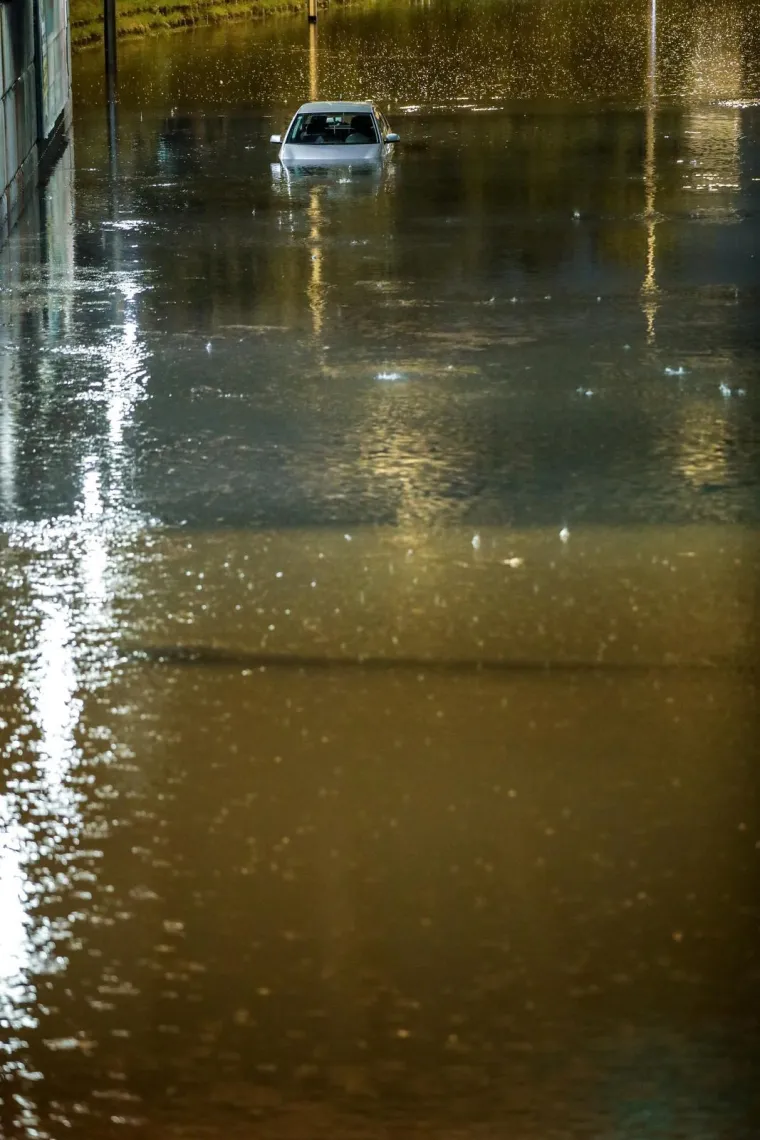 Zagreb pod vodom: Auti 'plivaju', vozači zapeli u podvožnjaku. Vatrogasci u borbi s bujicom