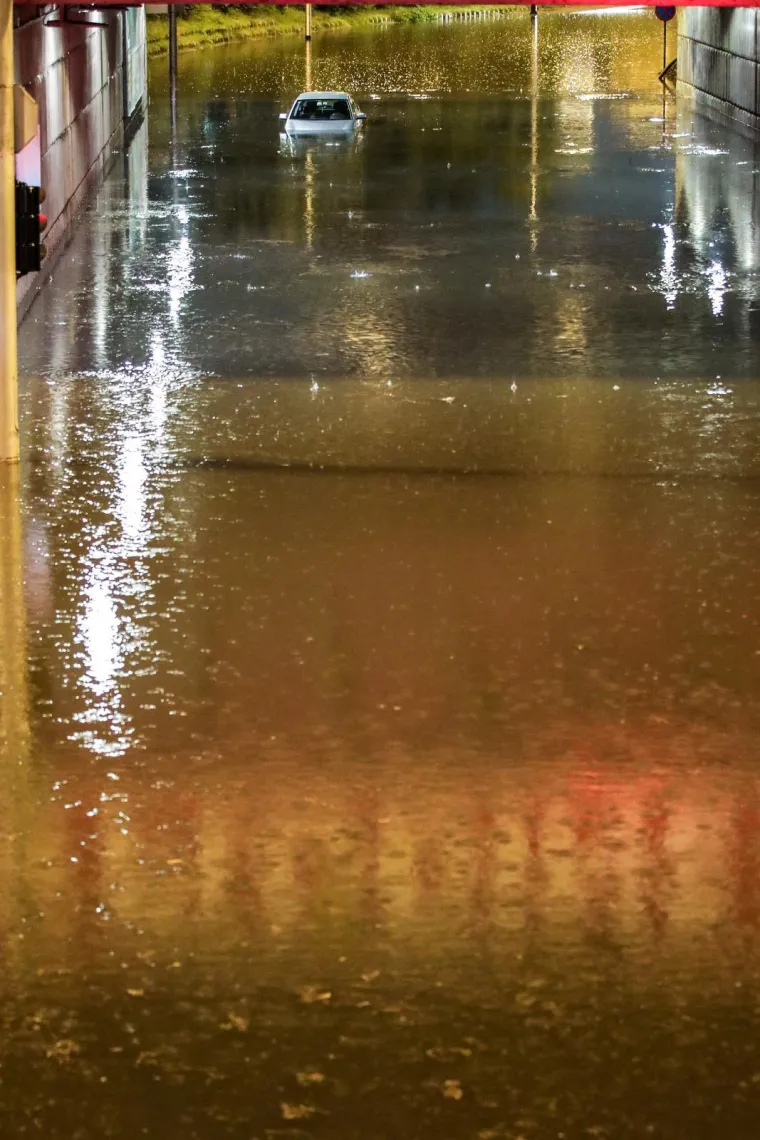 Zagreb pod vodom: Auti 'plivaju', vozači zapeli u podvožnjaku. Vatrogasci u borbi s bujicom