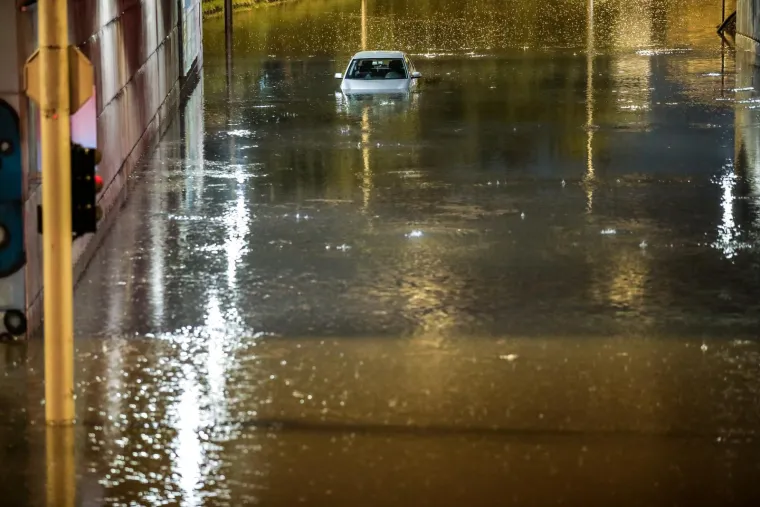 Zagreb pod vodom: Auti 'plivaju', vozači zapeli u podvožnjaku. Vatrogasci u borbi s bujicom