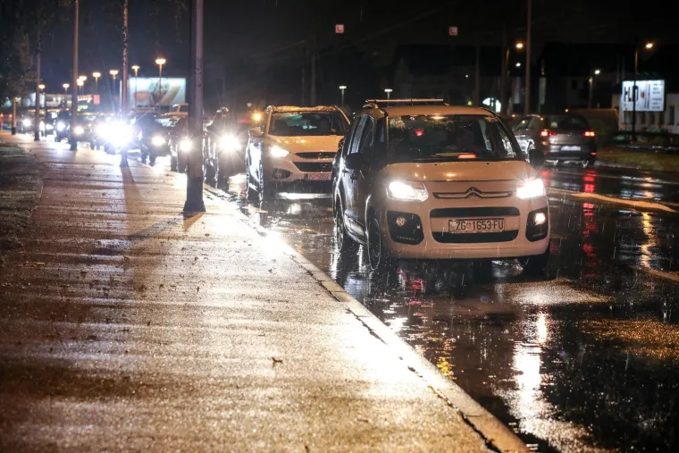 Zagreb pod vodom: Auti 'plivaju', vozači zapeli u podvožnjaku. Vatrogasci u borbi s bujicom