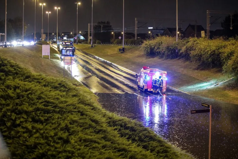 Zagreb pod vodom: Auti 'plivaju', vozači zapeli u podvožnjaku. Vatrogasci u borbi s bujicom