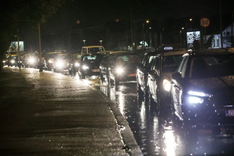 Zagreb pod vodom: Auti 'plivaju', vozači zapeli u podvožnjaku. Vatrogasci u borbi s bujicom