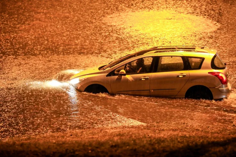 Zagreb pod vodom: Auti 'plivaju', vozači zapeli u podvožnjaku. Vatrogasci u borbi s bujicom