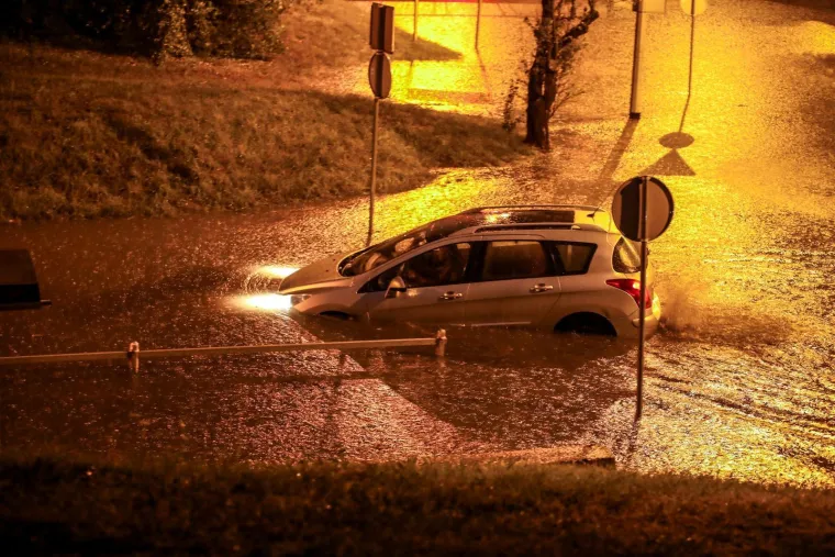 Zagreb pod vodom: Auti 'plivaju', vozači zapeli u podvožnjaku. Vatrogasci u borbi s bujicom