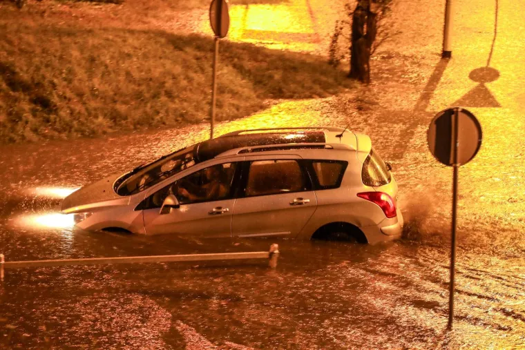 Zagreb pod vodom: Auti 'plivaju', vozači zapeli u podvožnjaku. Vatrogasci u borbi s bujicom