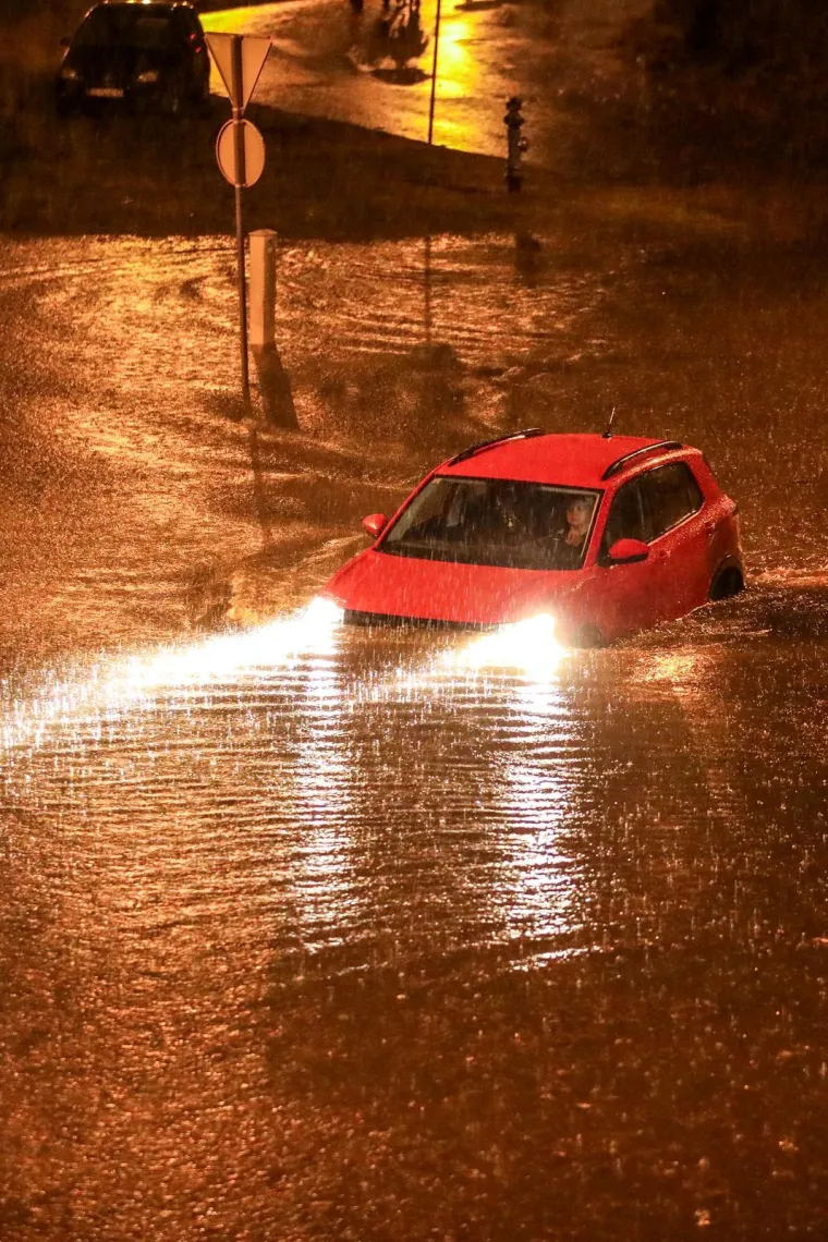 Zagreb pod vodom: Auti 'plivaju', vozači zapeli u podvožnjaku. Vatrogasci u borbi s bujicom