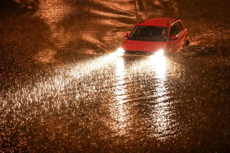 Zagreb pod vodom: Auti 'plivaju', vozači zapeli u podvožnjaku. Vatrogasci u borbi s bujicom