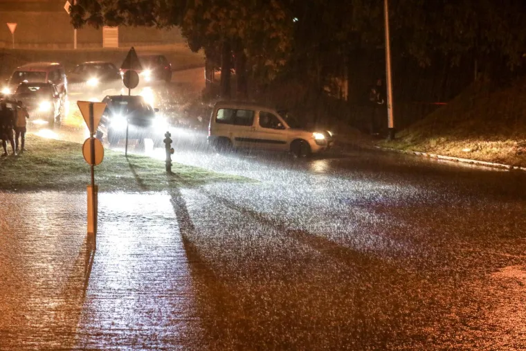 Zagreb pod vodom: Auti 'plivaju', vozači zapeli u podvožnjaku. Vatrogasci u borbi s bujicom