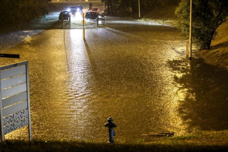 Zagreb pod vodom: Auti 'plivaju', vozači zapeli u podvožnjaku. Vatrogasci u borbi s bujicom