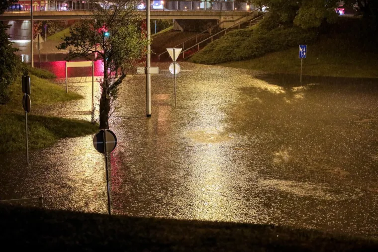 Zagreb pod vodom: Auti 'plivaju', vozači zapeli u podvožnjaku. Vatrogasci u borbi s bujicom